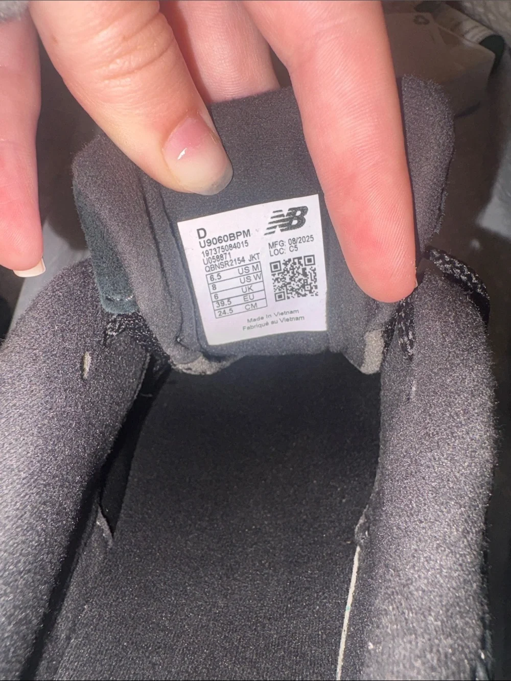 Unisex New Balance 9060(Size 6.5 mens and 8 in womens)
